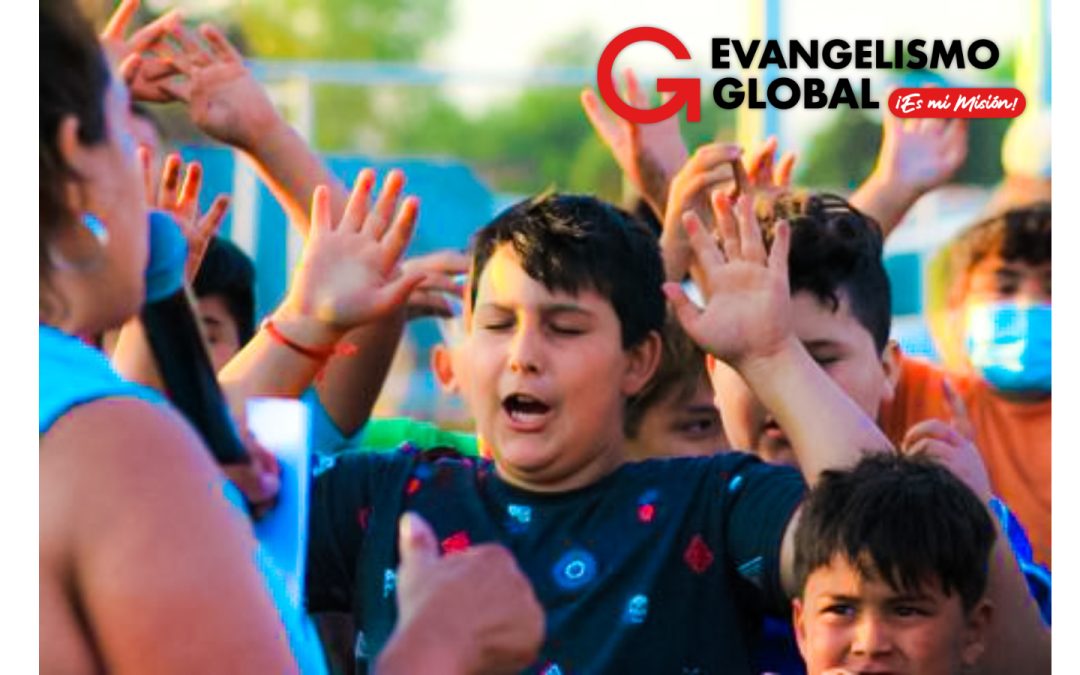 Niños de la India a Sudáfrica escuchan el Evangelio durante Evangelismo Global Navideño